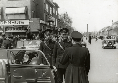 97863 Afbeelding van de aankomst van A.A. Mussert (op de rug gezien), leider van de Nationaal Socialistische Beweging ...